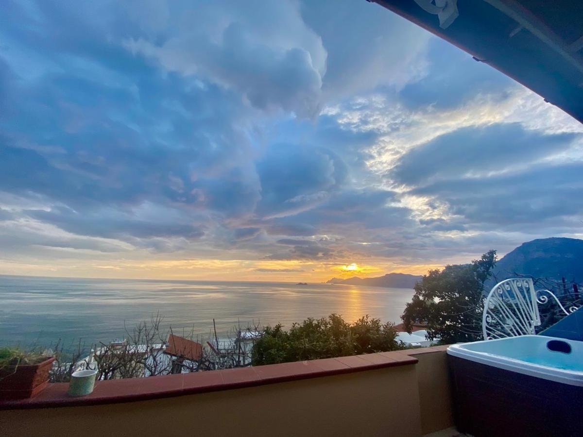 Apartamento Il Profumo Dei Fiori Praiano Exterior foto